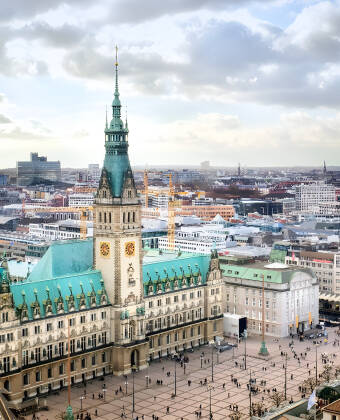 Hamburg ist eine wunderschöne Stadt, in der wirklich jeder etwas entdecken kann. Die Stadt lockt mit kulturellen Highlights und vielfältigen Shoppingmöglichkeiten.
