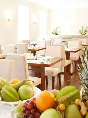 Hotellets ljusa frukostrestaurang serverar en rejäl och god frukostbuffé.