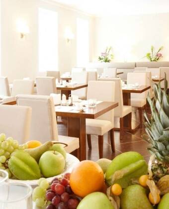 Im hellen Frühstücksrestaurant des Hotels erwartet Sie ein reichhaltiges und leckeres Frühstücksbuffet.