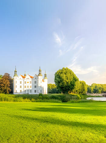 Ta en utflykt till grannstaden Ahrensburg och se det fantastiska 1500-talsslottet Schloss Ahrensburg.