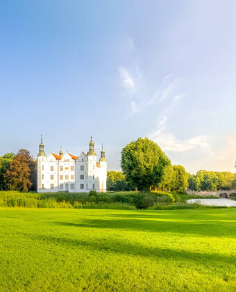 Tag en tur til nabobyen Ahrensburg og oplev det imponerende Schloss Ahrensburg fra 1500 tallet.