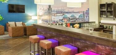In der gemütlichen Bar des Hotels können Sie ein Bier oder einen erfrischenden Drink genießen.