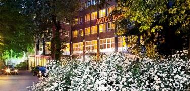 Bara 3 km från stadskärnan är detta fyrstjärniga hotell en perfekt utgångspunkt för att upptäcka Hamburg.