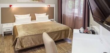 Die stilvollen Doppelzimmer bieten einen komfortablen Rahmen für Ihren Aufenthalt in Deutschlands zweitgrößter Stadt.