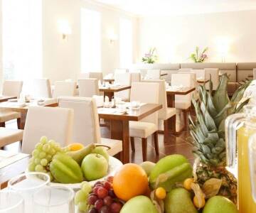 Hotellets lyse morgenmadsrestaurant serverer en god og solid morgenmadsbuffet.