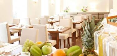 Hotellets lyse frokostrestaurant serverer en god og mettende frokostbuffé.