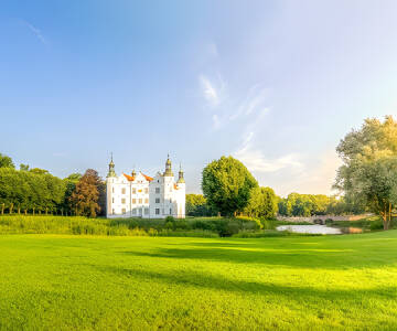 Ta en tur til nabobyen Ahrensburg og opplev det imponerende slottet Schloss Ahrensburg fra 1500-tallet.