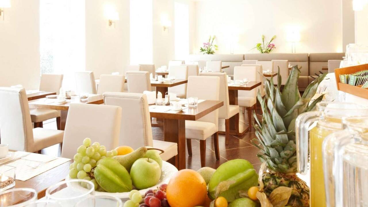 Hotellets ljusa frukostrestaurang serverar en rejäl och god frukostbuffé.