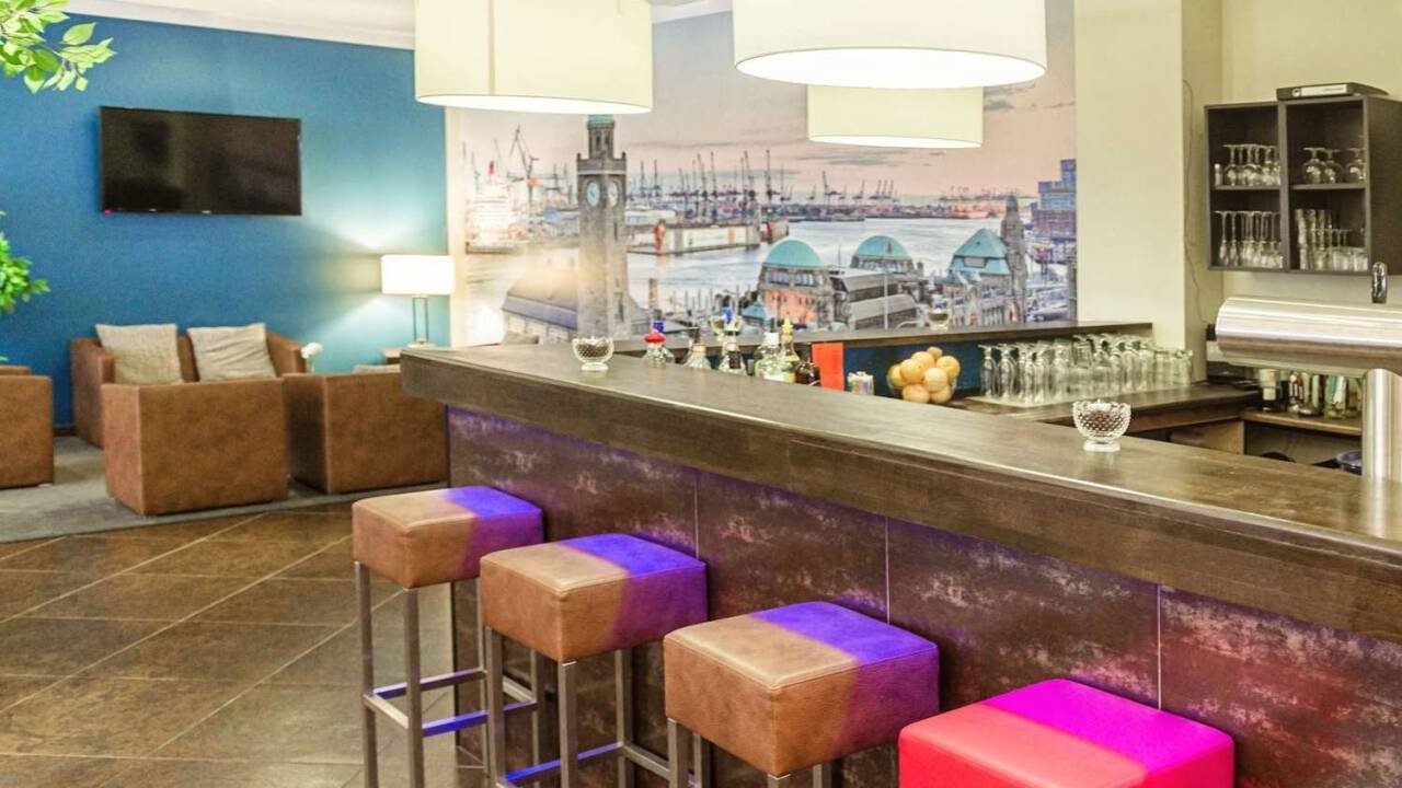 I hotellets koselige bar kan du nyte en øl eller en frisk drink.