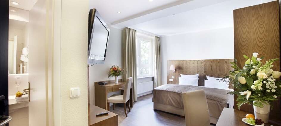 Die schönen Doppelzimmer bieten einen komfortablen Rahmen für Ihren Aufenthalt in Deutschlands zweitgrößter Stadt.