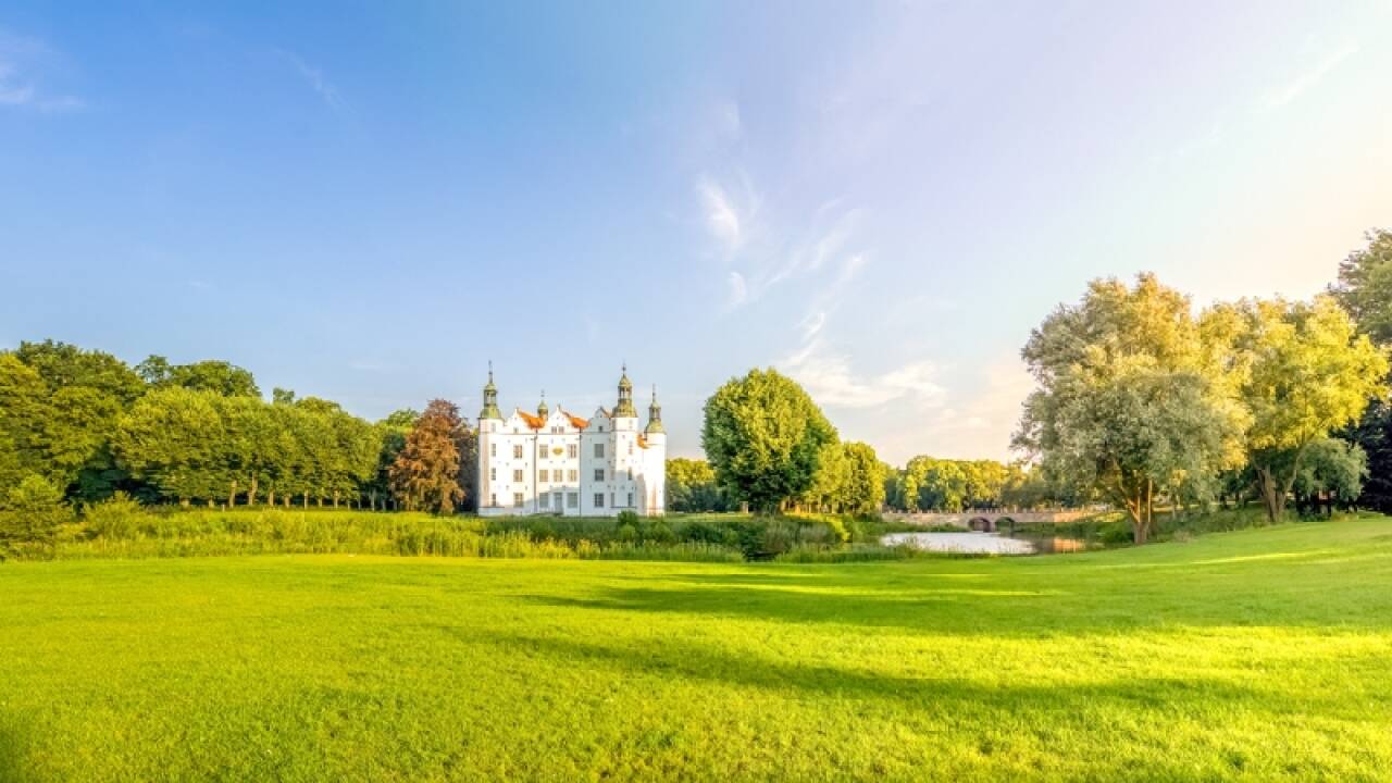 Ta en tur til nabobyen Ahrensburg og se det fantastiske Schloss Ahrensburg fra 1500-tallet.