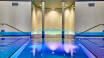 Zur Hotelanlage gehört auch ein großer Wellnessbereich mit mehreren Schwimmbecken, Saunen und einem Spa-Bereich.