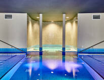 Zur Hotelanlage gehört auch ein großer Wellnessbereich mit mehreren Schwimmbecken, Saunen und einem Spa-Bereich.