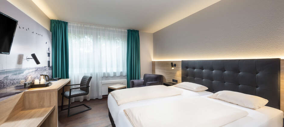 Hotellets moderne rom innbyr til avslapping og hygge og skaper en god base for deres ferie.