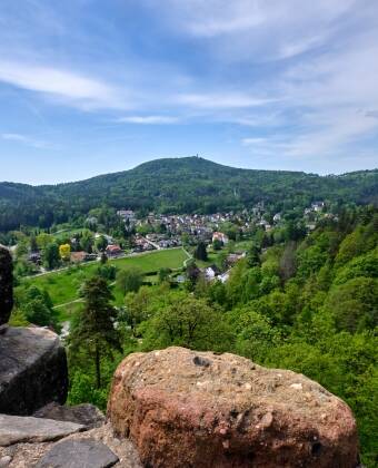Wanderhotel Sonnebergbaude har ett spektakulärt läge i Zittaubergen på 643 meters höjd, precis intill det majestätiska berget Lausche.