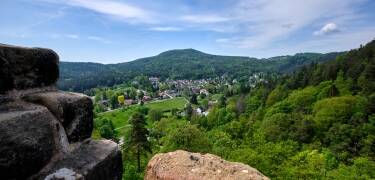 Das Wanderhotel Sonnebergbaude liegt in spektakulärer Lage im Zittauer Gebirge auf 643 Metern Höhe, ganz in der Nähe der majestätischen Lausche!