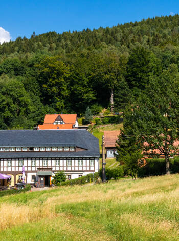 Det traditionella hotellet är beläget i en region som erbjuder besökare en unik möjlighet att befinna sig vid gränsen mellan Tyskland, Polen och Tjeckien.