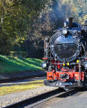 Erleben Sie die schönste Fahrt ins Zittauer Gebirge mit der historischen Zittauer Schmalspurbahn.
