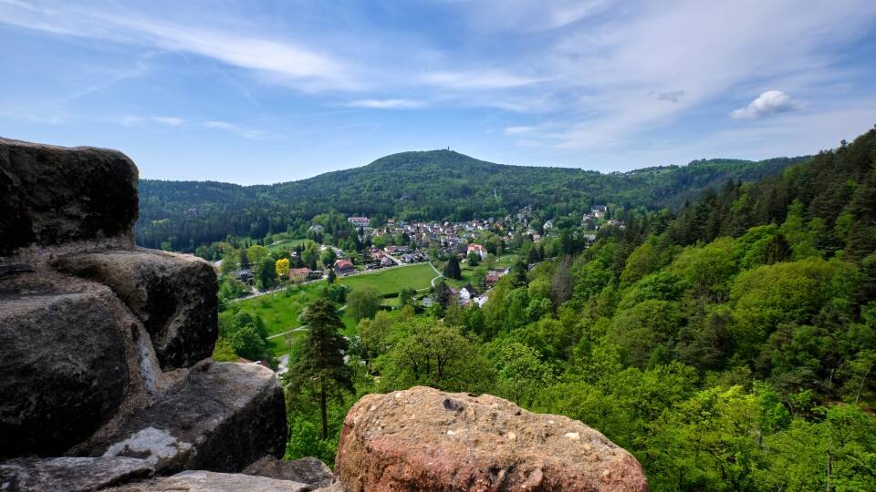 Wanderhotel Sonnebergbaude ligger spektakulært i Zittau-bjergene i 643 meters højde, lige i nærheden af det majestætiske Lausche-bjerg!