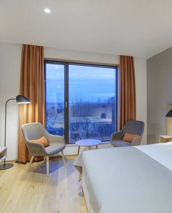 Die luxuriösen Zimmer des Hotels sind mit Parkettböden und großen, deckenhohen Fenstern ausgestattet.