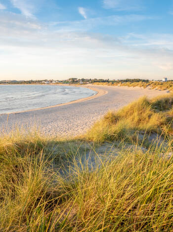 Besök vackra Solastrand, en kort bilresa bort.