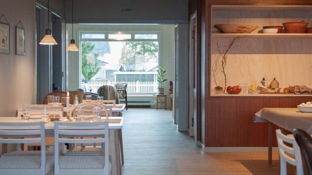 Hotell Nesbyen ble renovert i 2021 og tilbyr koselige og familievennlige omgivelser.