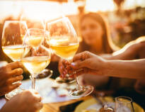 Efter en spännande dag kan du koppla av på hotellets terrass eller i baren och njuta av en uppfriskande drink.