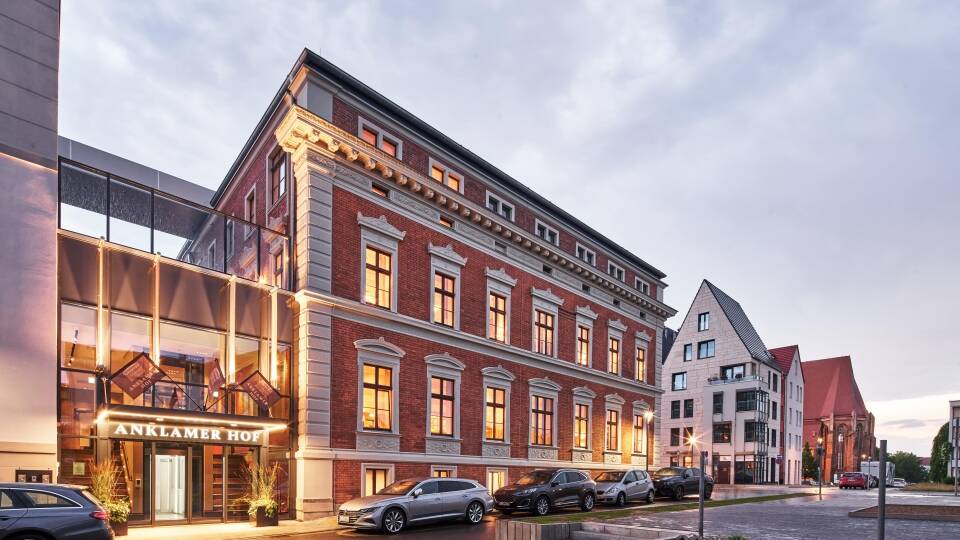 Hotel Anklamer Hof ligger i centrum af Hansestaden i en gammel postkontor- og telegrafbygning.