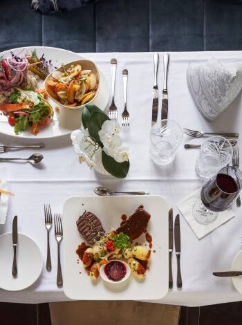 I restaurangen väntar delikatesser från regionala och internationella rätter.