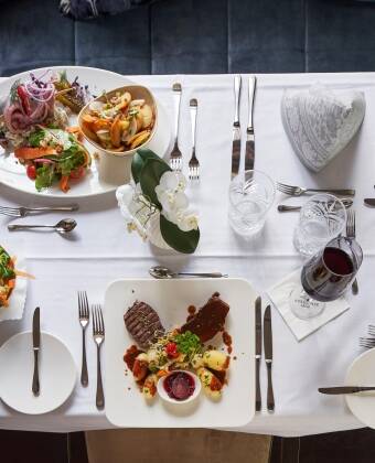 I restauranten venter delikatesser fra regionale og internasjonale retter.
