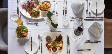 Im Restaurant warten Köstlichkeiten aus der regionalen und internationalen Küche auf Sie.