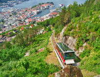 För att uppleva Bergen när den är som bäst, ta Fløybanen till toppen.