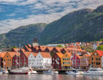 Hotellet är centralt beläget i den norska hamnstaden Bergen som bjuder på vacker arkitektur.