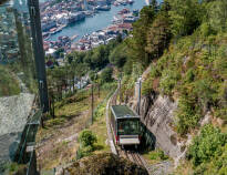 Åk upp på fjället med linbanan (Fløybanen) och njut av en slående utsikt över Bergen och fjorden.