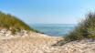 Bornholm har mange fine sandstrender, så det er gode muligheter for en dukkert eller en rask spasertur med god utsikt.