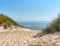 Bornholm har mange fine sandstrender, så det er gode muligheter for en dukkert eller en rask spasertur med god utsikt.