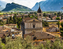 Hotellet ligger i Arco, i den nordlige ende af Riva del Garda, og tilbyder et suverænt udgangspunkt for udflugter i området.