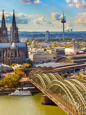 Köln ligger i Nordrhein-Westfalen och är regionens kulturhuvudstad och en universitetsstad med en över 2000 år lång historia