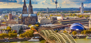 Köln ligger i Nordrhein-Westfalen och är regionens kulturhuvudstad och en universitetsstad med en över 2000 år lång historia