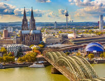 Köln ligger i Nordrhein-Westfalen och är regionens kulturhuvudstad och en universitetsstad med en över 2000 år lång historia