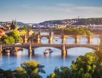 En gåtur over Karlsbroen er simpelthen et must under et besøg i Prag.
