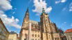 Oplev St. Vitus katedralen der blev påbegyndt helt tilbage i år 925. Der er en fantastisk udsigt over Prag fra toppen af katedralen.