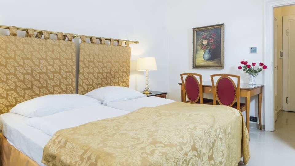 Hotellets  tilbyder moderne værelser indrettet i klassisk, italiensk stil.