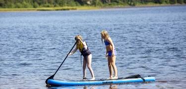 Bare 200 meter fra hotellet finder I en stor sandstrand med mulighed for at leje kano og SUP paddleboards.