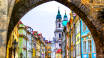 Strosa runt i Prags mysiga stadsdel Mala Strana och utforska dess charmiga gator.