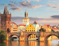 Promenera över Karlsbron, besök Kafka-museet eller boka in en rundvisning på slottet i Prag.