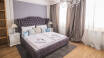 Übernachten Sie komfortabel in geräumigen, eleganten Hotelzimmern.