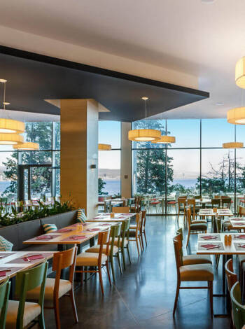 Hotellets restaurant serverer et bredt utvalg av middelhavs- og internasjonale spesialiteter.