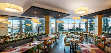 Hotellets restaurant serverer et bredt udvalg af middelhavsspecialiteter og internationale specialiteter.