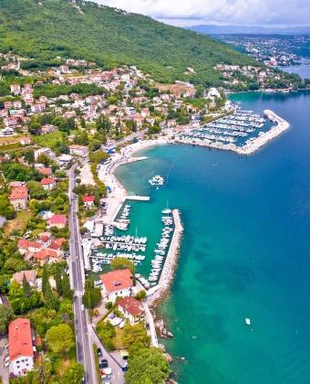Den 12 km lange promenaden Lungomare passerer hotellet direkte.